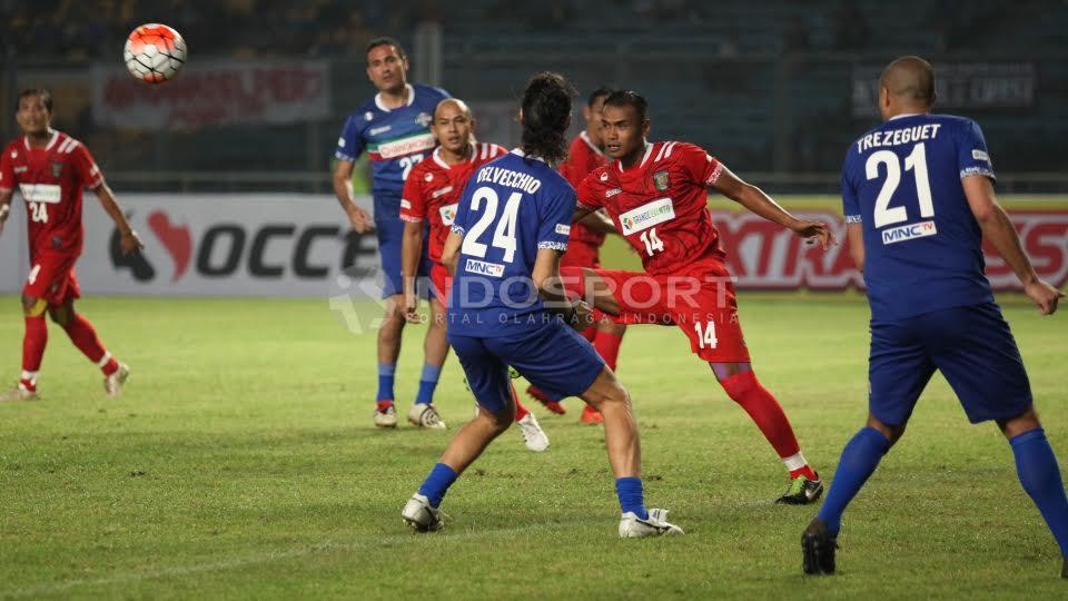 Pemain Primavera Baretti, Charis Yulianto (tengah) mengahalu bola atas serangan para pemain Calcio Legend.